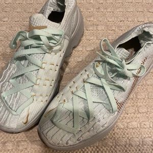 Womens Nike space hippie 04